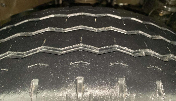 2017 Mahindra TUV300 T8, Diesel, Manual, 47,806 km, Right Front Tyre Tread