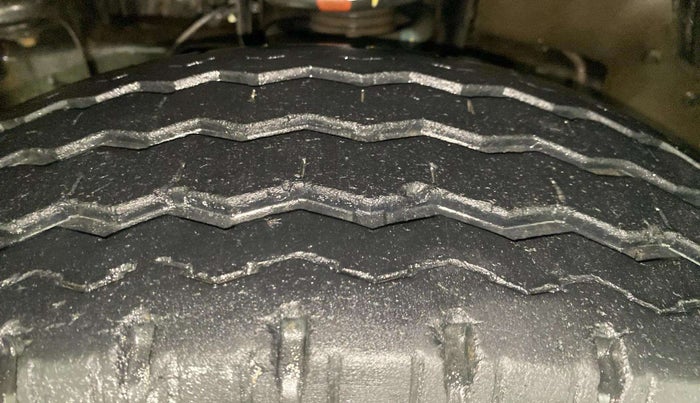 2017 Mahindra TUV300 T8, Diesel, Manual, 47,806 km, Left Front Tyre Tread