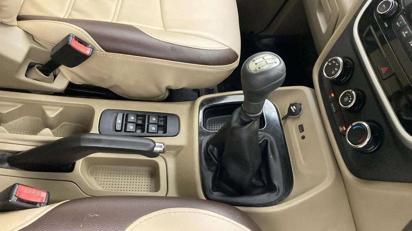 2017 Mahindra TUV300 T8, Diesel, Manual, 47,806 km, Gear Lever
