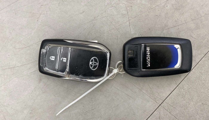 2022 Toyota Innova Crysta 2.7 VX 7 STR, Petrol, Manual, 38,438 km, Key Close Up