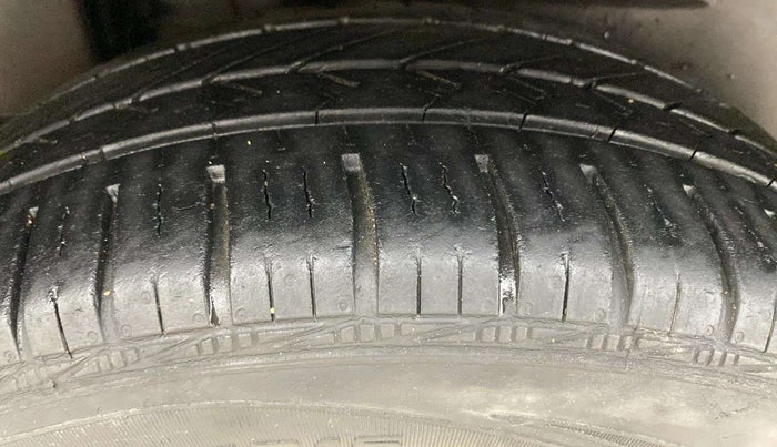 2018 Maruti Dzire VDI AMT, Diesel, Automatic, 25,826 km, Right Rear Tyre Tread