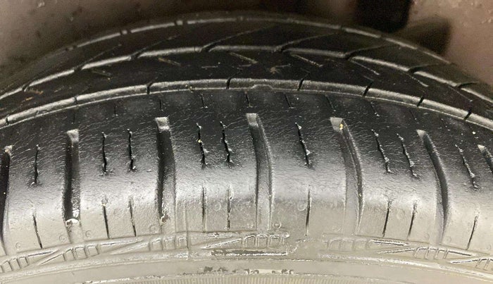 2018 Maruti Dzire VDI AMT, Diesel, Automatic, 25,826 km, Left Rear Tyre Tread