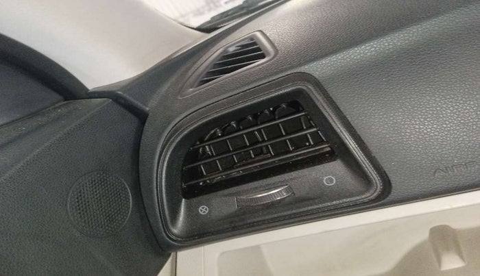 2021 Mahindra XUV300 W6 1.2 PETROL AMT, Petrol, Automatic, 13,528 km, AC Unit - Front vent has minor damage