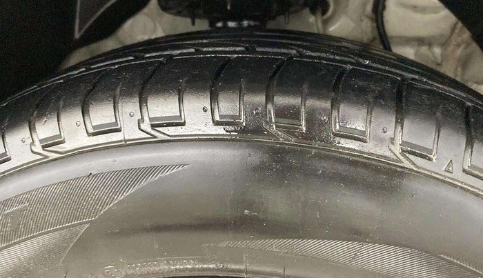 2021 Mahindra XUV300 W6 1.2 PETROL AMT, Petrol, Automatic, 13,528 km, Right Front Tyre Tread