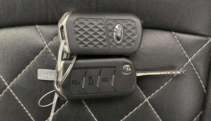 2021 Mahindra XUV300 W6 1.2 PETROL AMT, Petrol, Automatic, 13,528 km, Key Close Up