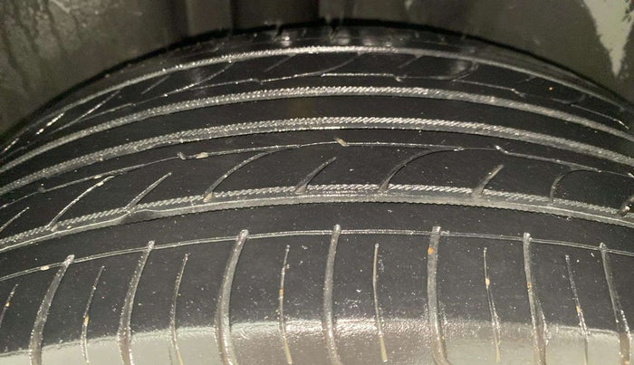 2015 Volkswagen Vento HIGHLINE PETROL AT, Petrol, Automatic, 76,622 km, Right Rear Tyre Tread