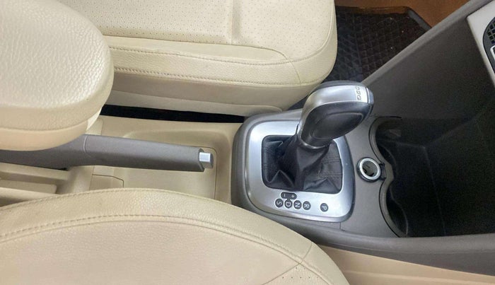 2015 Volkswagen Vento HIGHLINE PETROL AT, Petrol, Automatic, 76,622 km, Gear Lever
