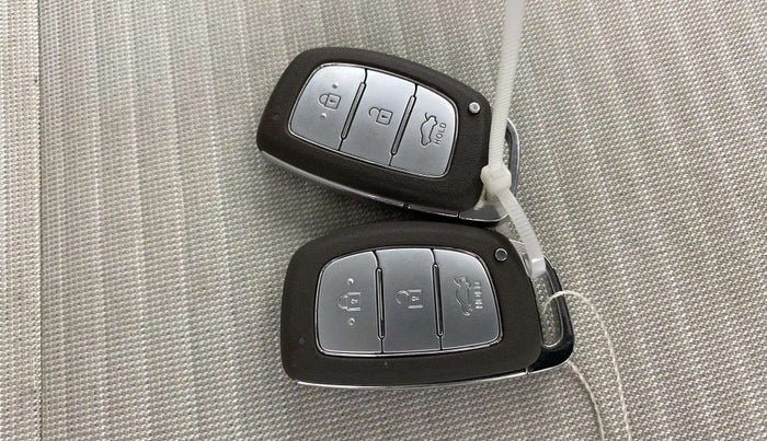 2024 Hyundai AURA SX 1.2 CNG, CNG, Manual, 18,810 km, Key Close Up
