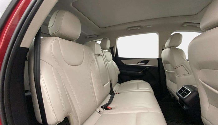 2021 Mahindra XUV700 AX 7 P AT 7 STR, Petrol, Automatic, 50,525 km, Right Side Rear Door Cabin