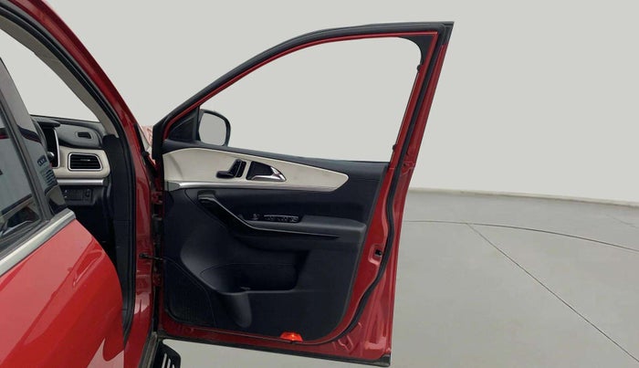 2021 Mahindra XUV700 AX 7 P AT 7 STR, Petrol, Automatic, 50,525 km, RHS Front Door