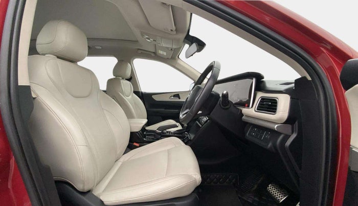 2021 Mahindra XUV700 AX 7 P AT 7 STR, Petrol, Automatic, 50,525 km, Right Side Front Door Cabin