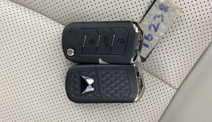 2021 Mahindra XUV700 AX 7 P AT 7 STR, Petrol, Automatic, 50,525 km, Key Close Up