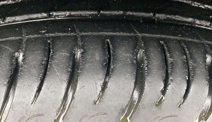 2021 Mahindra XUV700 AX 7 P AT 7 STR, Petrol, Automatic, 50,525 km, Left Front Tyre Tread