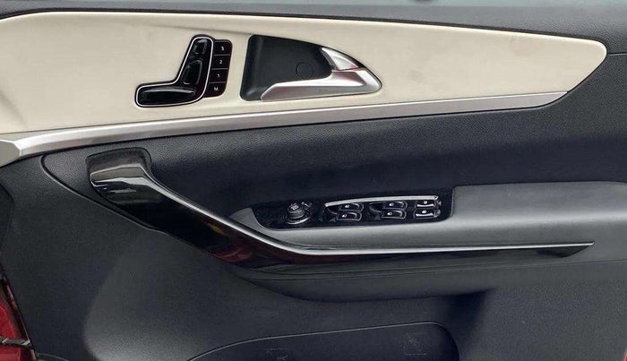 2021 Mahindra XUV700 AX 7 P AT 7 STR, Petrol, Automatic, 50,525 km, Driver Side Door Panels Control