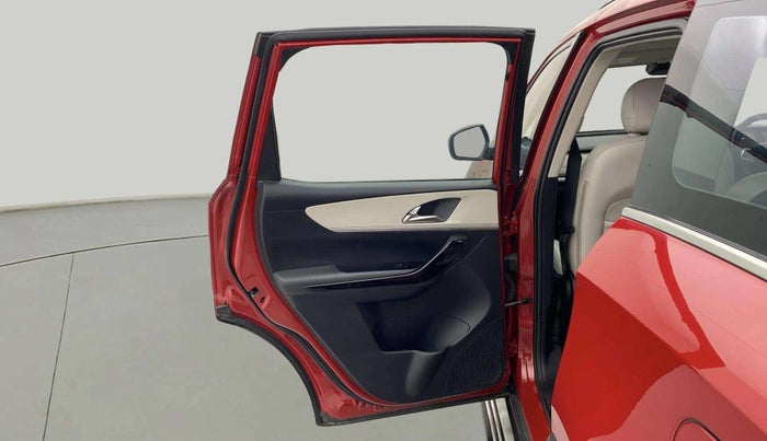 2021 Mahindra XUV700 AX 7 P AT 7 STR, Petrol, Automatic, 50,525 km, LHS Rear Door