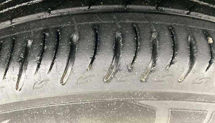 2021 Mahindra XUV700 AX 7 P AT 7 STR, Petrol, Automatic, 50,525 km, Right Front Tyre Tread