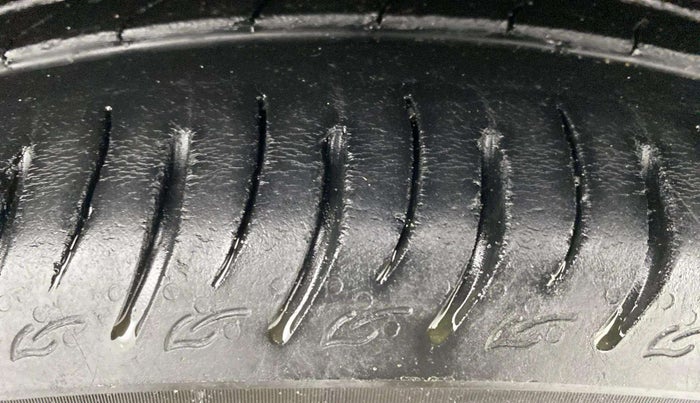 2021 Mahindra XUV700 AX 7 P AT 7 STR, Petrol, Automatic, 50,525 km, Right Rear Tyre Tread