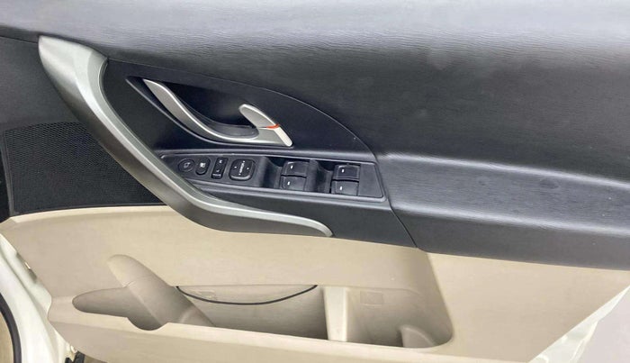 2017 Mahindra XUV500 W6, Diesel, Manual, 71,807 km, Driver Side Door Panels Control