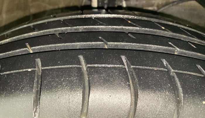 2019 Maruti Swift LXI, Petrol, Manual, 61,267 km, Right Front Tyre Tread