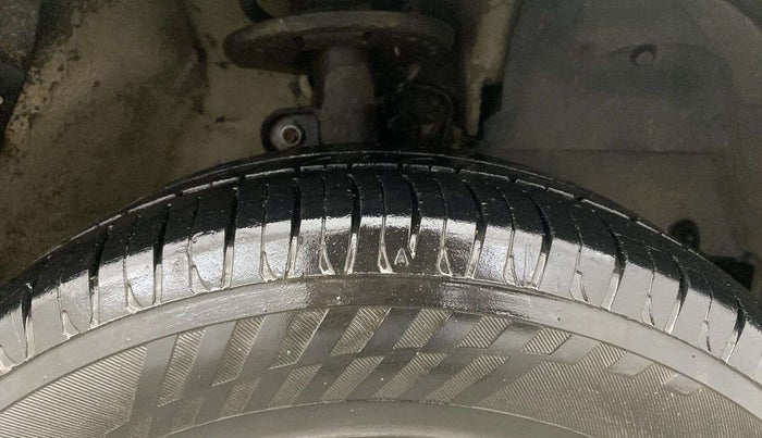 2016 Mahindra Kuv100 K2 PLUS 6 STR, Petrol, Manual, 33,497 km, Right Front Tyre Tread
