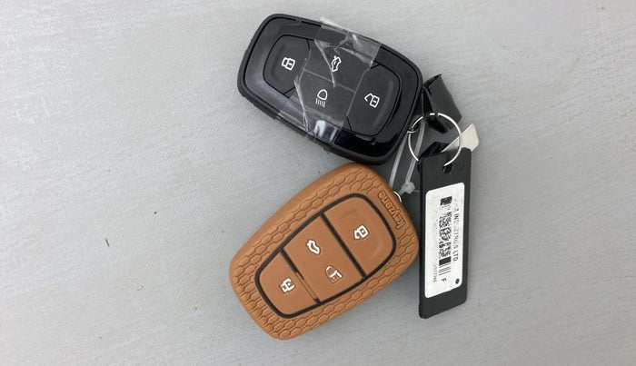 2022 Tata NEXON XZ PLUS (PREMIUM) PETROL JET, Petrol, Manual, 21,647 km, Key Close Up