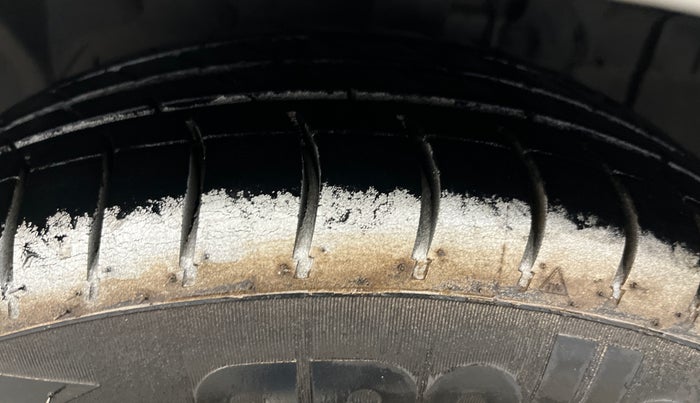 2017 Ford Figo Aspire TITANIUM 1.2 PETROL, CNG, Manual, 77,619 km, Left Front Tyre Tread