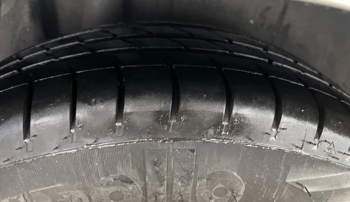 2017 Ford Figo Aspire TITANIUM 1.2 PETROL, CNG, Manual, 77,619 km, Right Rear Tyre Tread