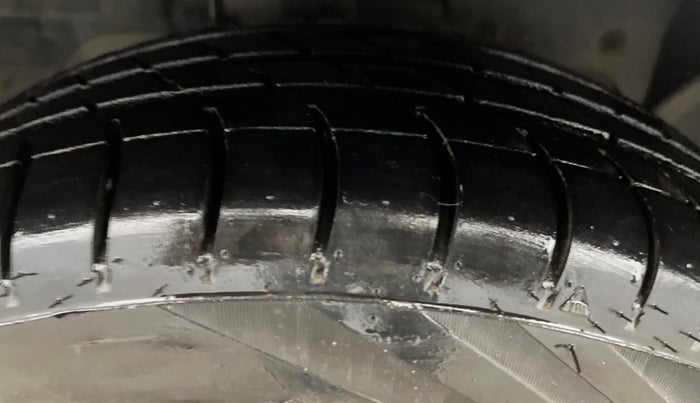 2017 Ford Figo Aspire TITANIUM 1.2 PETROL, CNG, Manual, 77,619 km, Right Front Tyre Tread