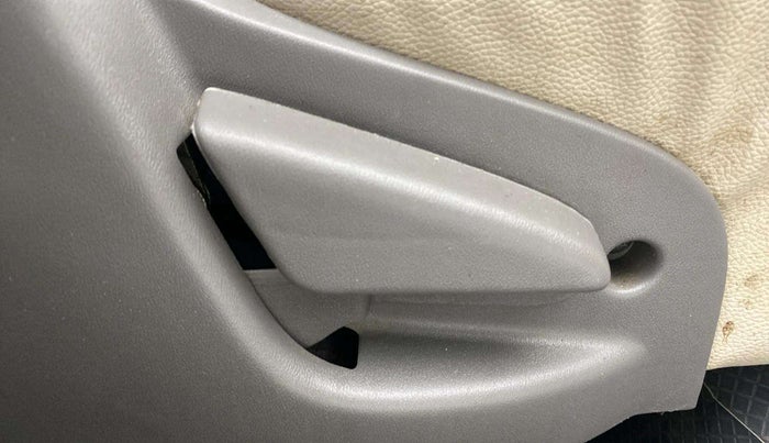2017 Datsun Go T, Petrol, Manual, 31,147 km, Driver Side Adjustment Panel