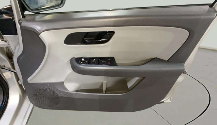 2020 Tata ALTROZ XT PETROL, Petrol, Manual, 69,800 km, Driver Side Door Panels Control