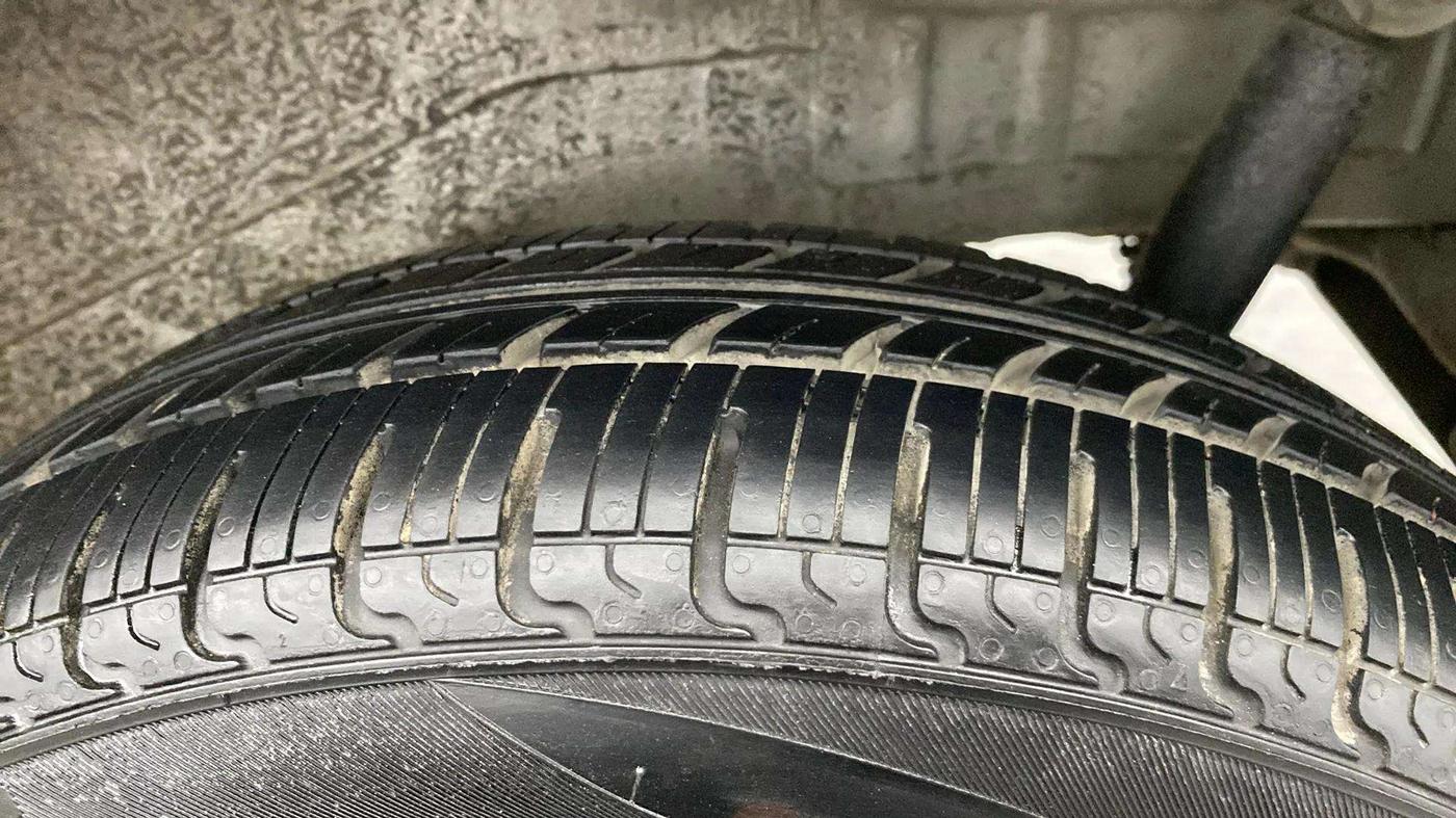 2015 Maruti Wagon R 1.0 VXI, Petrol, Manual, 24,834 km, Left Rear Tyre Tread