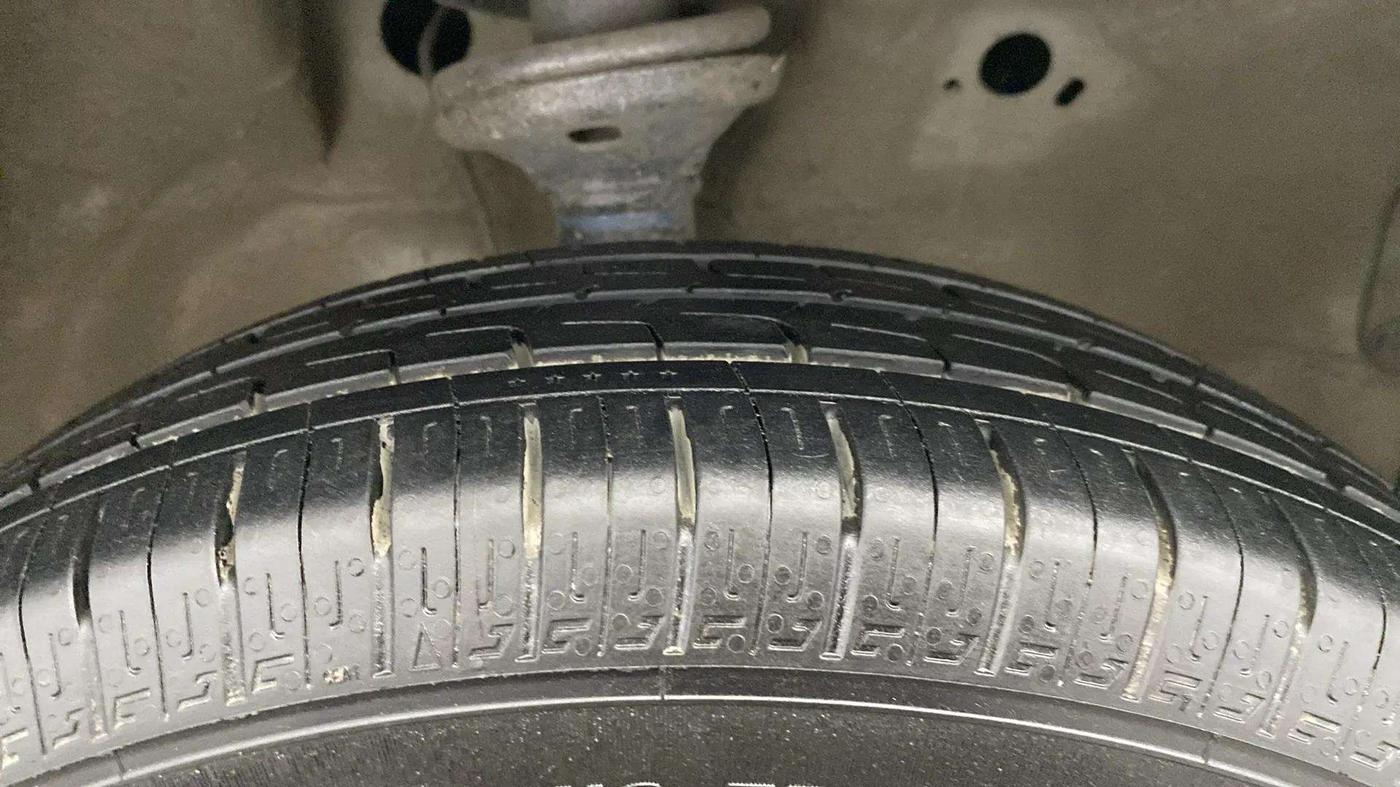 2015 Maruti Wagon R 1.0 VXI, Petrol, Manual, 24,834 km, Right Front Tyre Tread