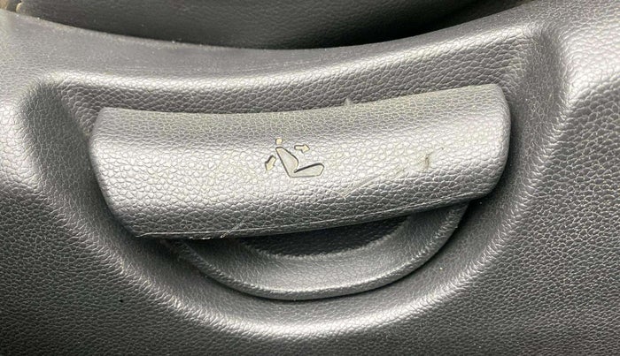 2014 Hyundai Xcent S (O) 1.2, Petrol, Manual, 20,522 km, Driver Side Adjustment Panel