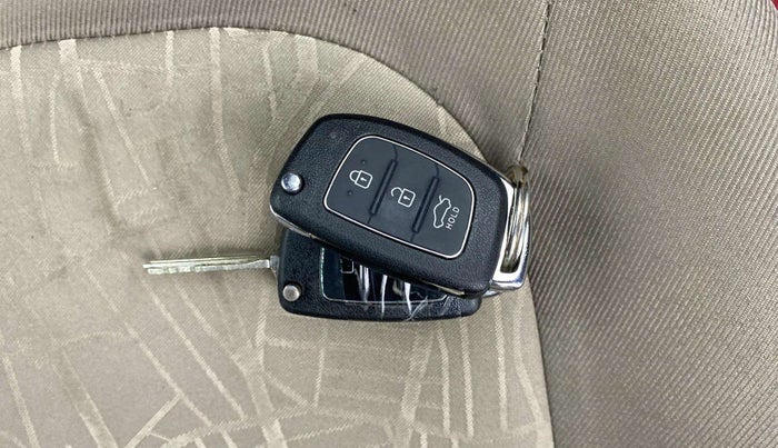 2014 Hyundai Xcent S (O) 1.2, Petrol, Manual, 20,522 km, Key Close Up