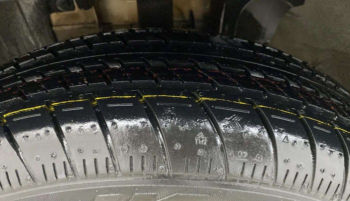 2019 Renault Kwid CLIMBER 1.0 AMT (O), Petrol, Automatic, 33,345 km, Left Front Tyre Tread
