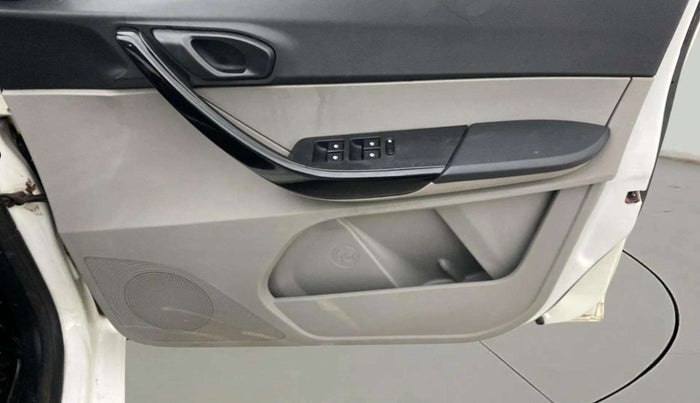 2016 Tata Tiago XM PETROL, Petrol, Manual, 66,520 km, Driver Side Door Panels Control