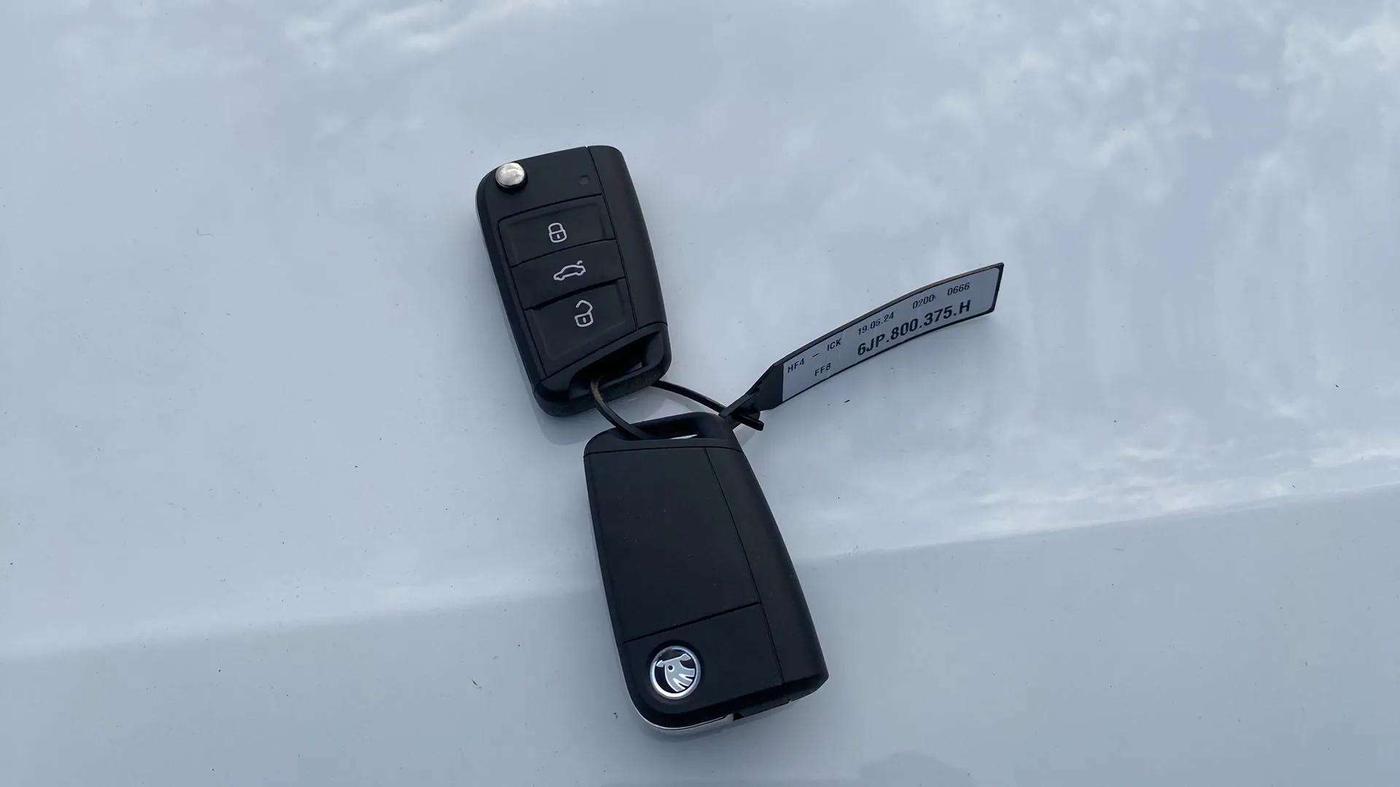 2024 Skoda KUSHAQ ACTIVE 1.0L TSI MT, Petrol, Manual, 8,532 km, Key Close Up