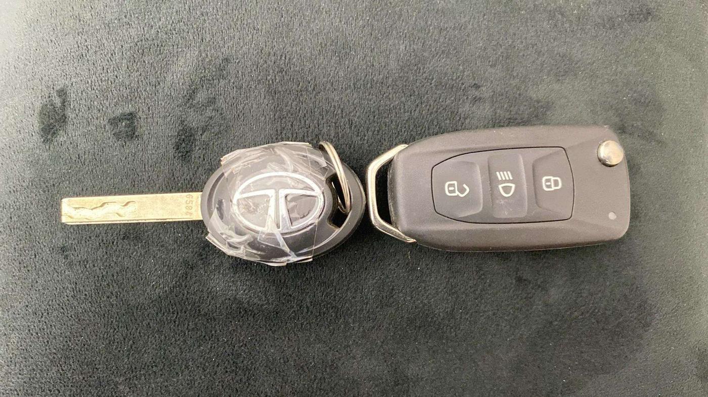 2024 Tata Tiago XT RHYTHM PETROL, Petrol, Manual, 2,071 km, Key Close Up