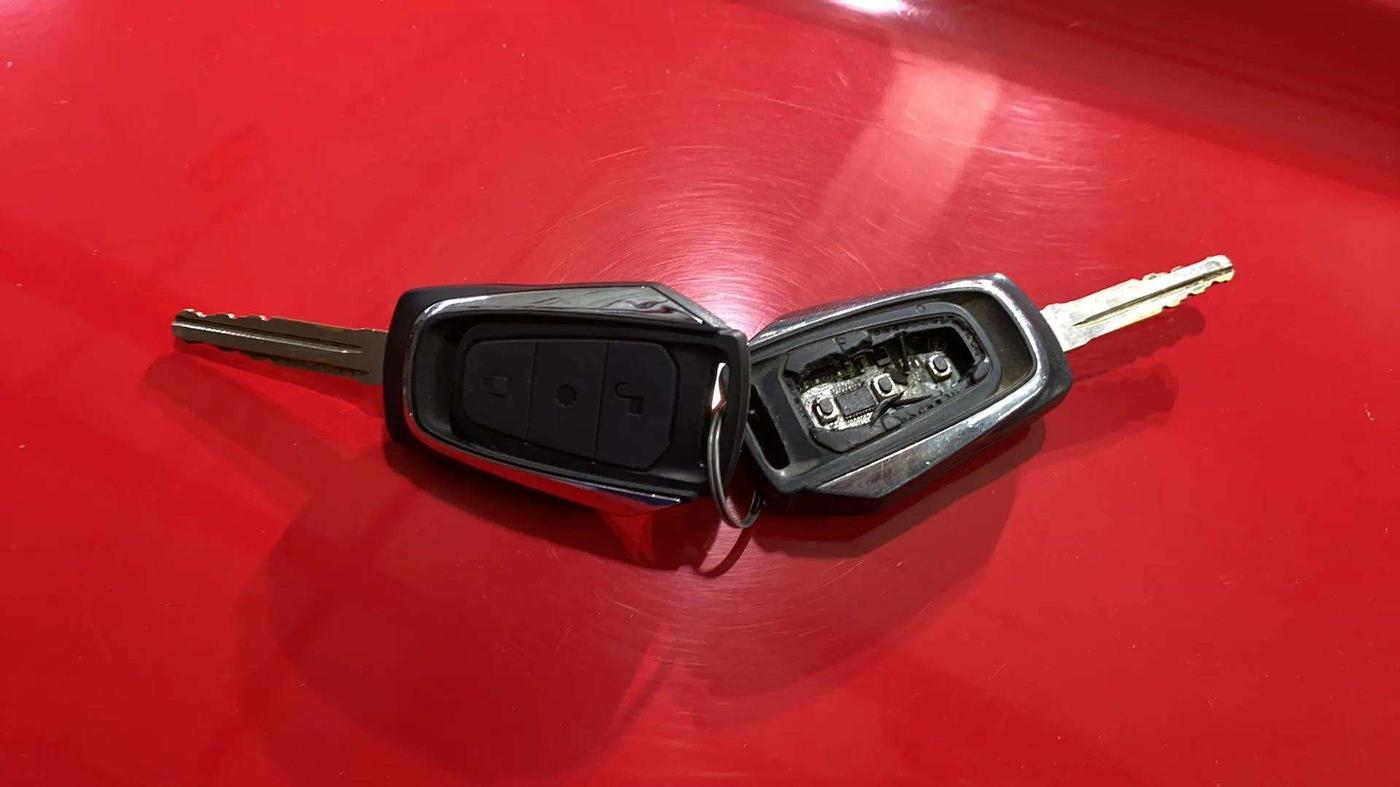 2019 Mahindra KUV 100 NXT K8 P 6 STR, Petrol, Manual, 83,258 km, Key Close Up