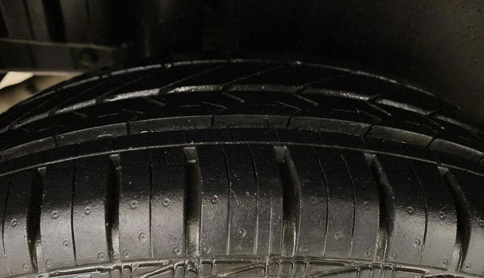 2013 Maruti Swift VXI, Petrol, Manual, 53,972 km, Right Rear Tyre Tread
