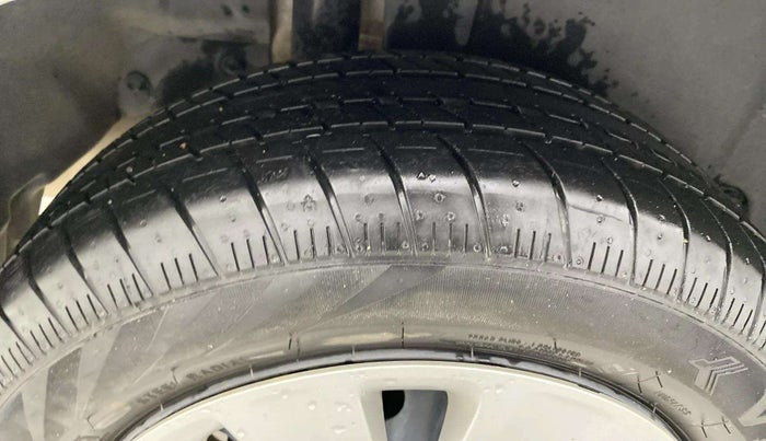 2016 Maruti Ertiga VXI, CNG, Manual, 59,119 km, Right Rear Tyre Tread