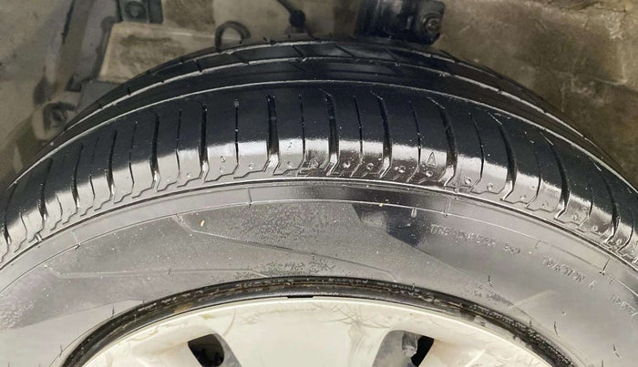 2016 Maruti Ertiga VXI, CNG, Manual, 59,119 km, Left Front Tyre Tread