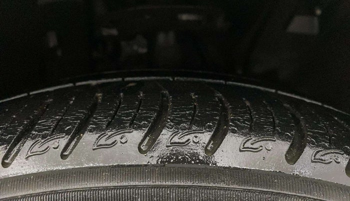 2020 Tata ALTROZ XZ PETROL, Petrol, Manual, 32,620 km, Right Front Tyre Tread