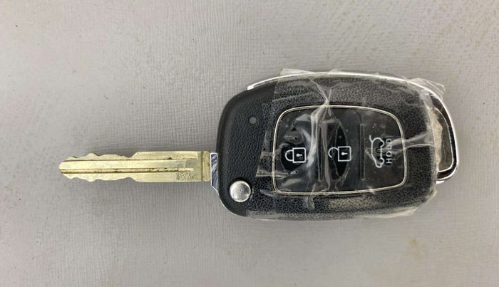 2022 Hyundai VENUE S+ 1.2, Petrol, Manual, 15,395 km, Key Close Up