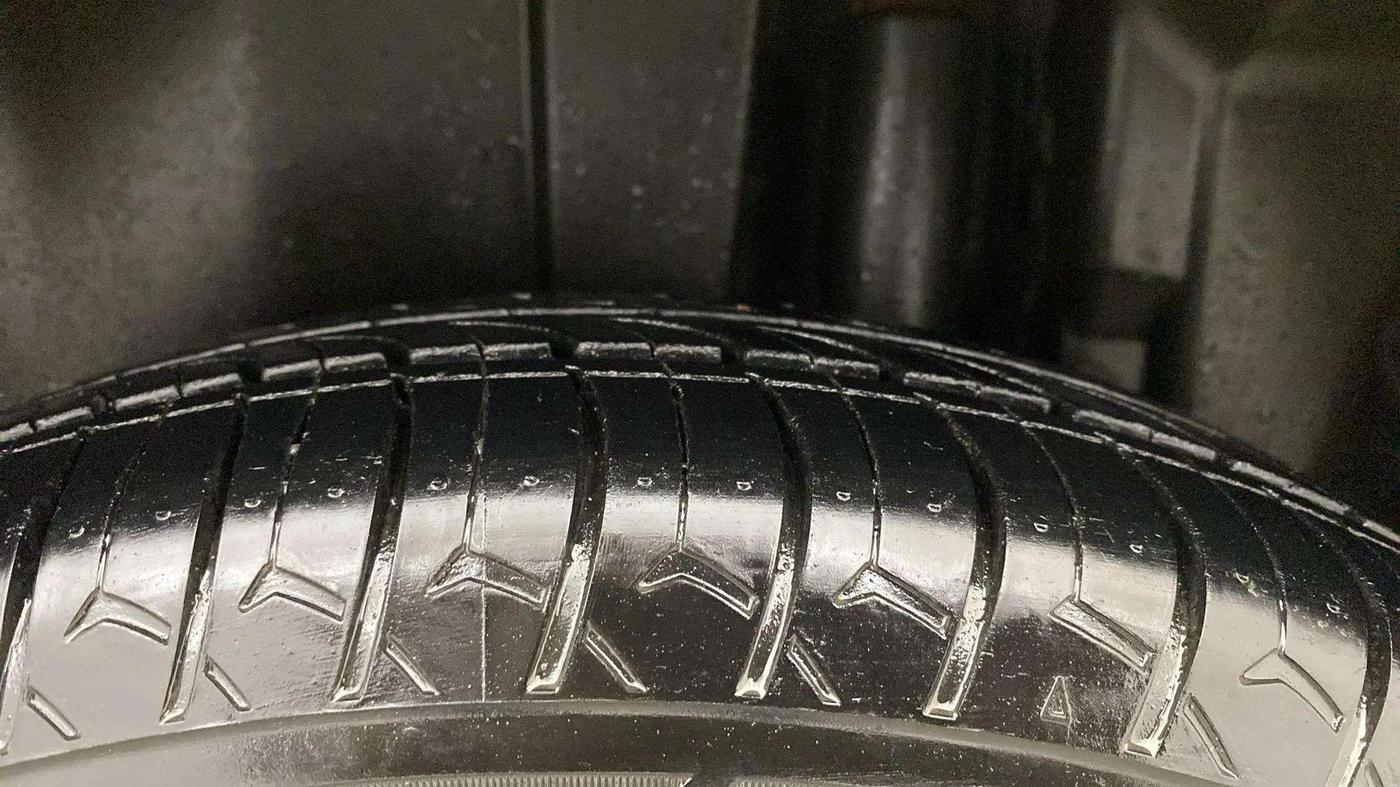 2017 Maruti Swift VXI O, Petrol, Manual, 96,788 km, Left Rear Tyre Tread