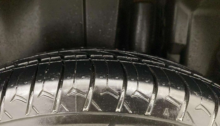 2017 Maruti Swift VXI O, Petrol, Manual, 96,641 km, Left Rear Tyre Tread