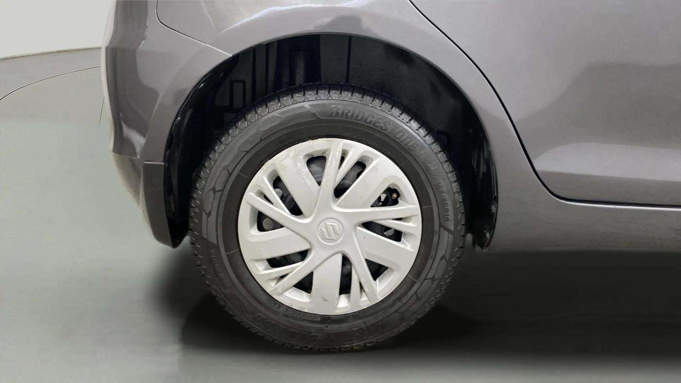 2017 Maruti Swift VXI O, Petrol, Manual, 96,788 km, Right Rear Wheel