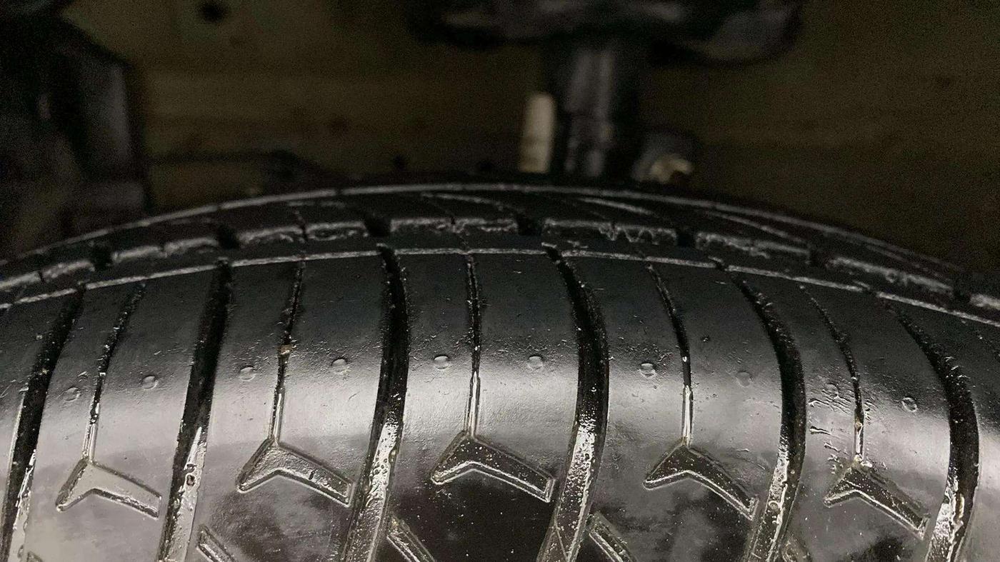 2017 Maruti Swift VXI O, Petrol, Manual, 96,788 km, Left Front Tyre Tread