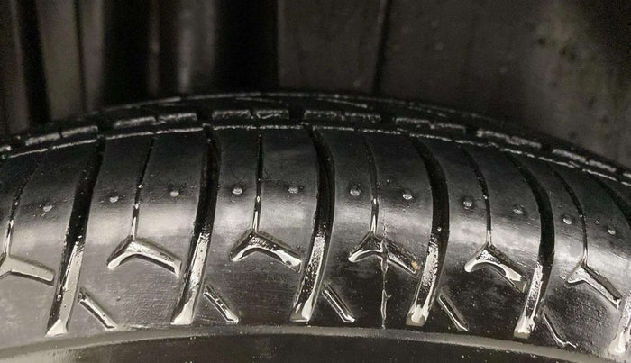 2017 Maruti Swift VXI O, Petrol, Manual, 96,641 km, Right Rear Tyre Tread