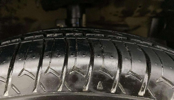 2017 Maruti Swift VXI O, Petrol, Manual, 96,641 km, Right Front Tyre Tread